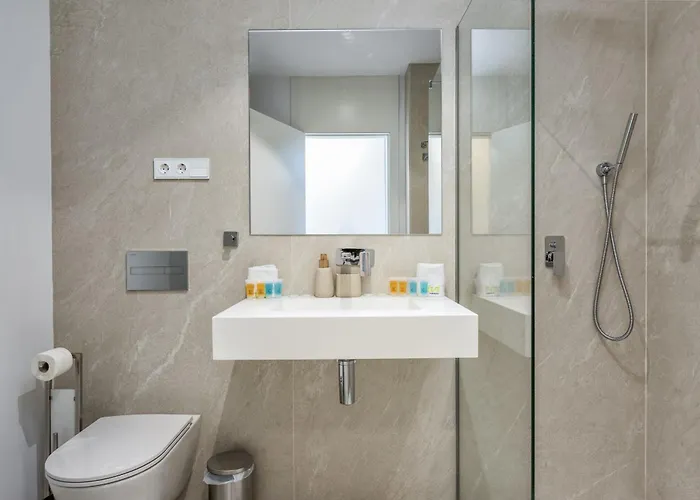 Mila - Pool, Gym, Sauna, Terrace & Sea View Apartment *